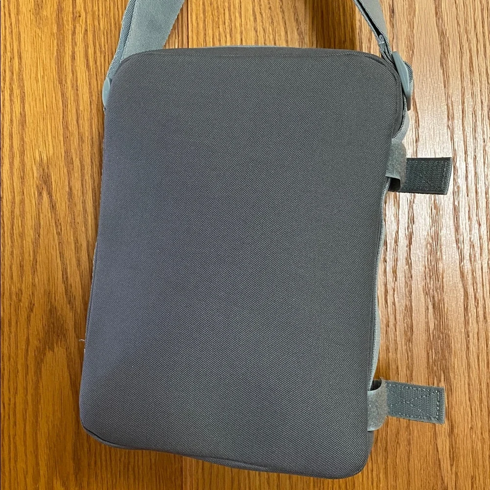 Case Logic Tablet Crossbody Bag Gray Canvas iPad Sleeve Tech Organizer Red Gray
